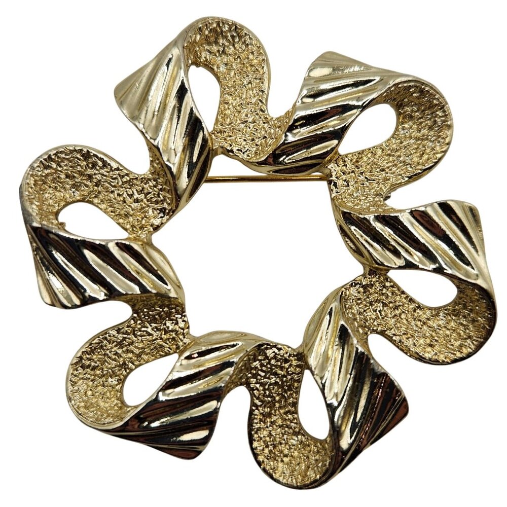 Vintage 1970s Sarah Coventry Ribbonette Gold Tone Brooch Pin‎ Signed Textured